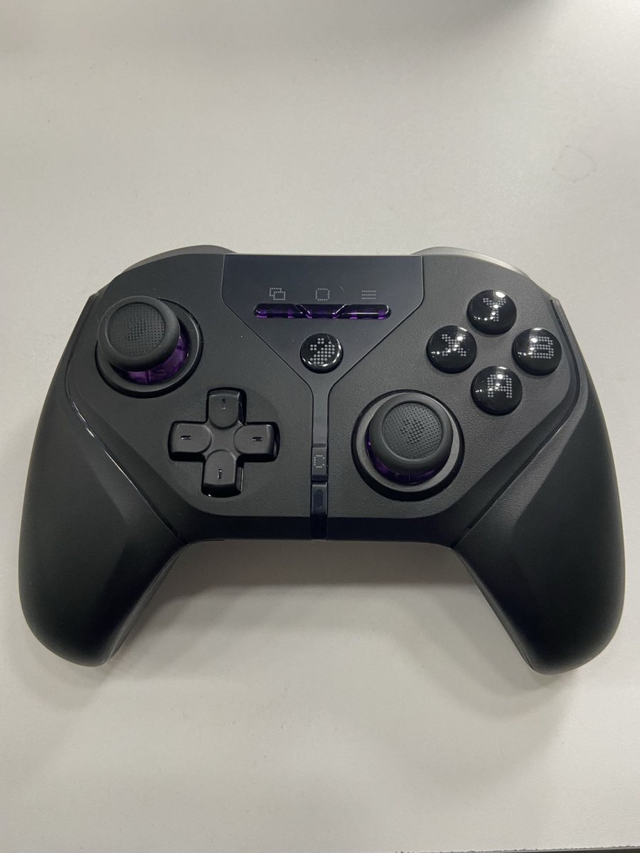 Legatronn's tweet photo. big thanks to the people over at @leadjoy_global for sending this beast of a controller! it feels great to use and the sticks are unreal would highly recommend😄 https://t.co/2cDsnjbqej