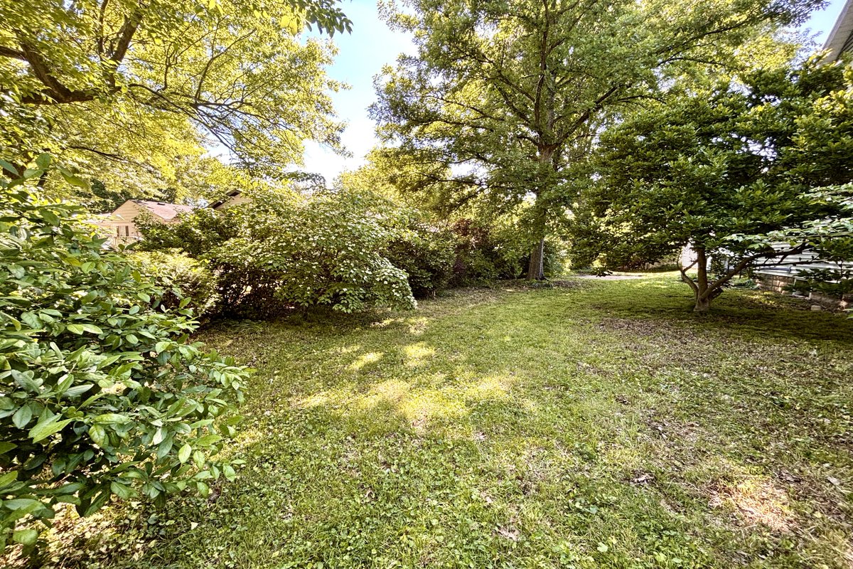 DNAProperties's tweet photo. Welcome to the secret garden! This delightful 4-bedroom, 3-bathroom property at 3802 Asbury Street, Indianapolis, IN 46227, offers a rare blend of historic character and modern livability as a true oasis in the city, just moments from the University of Indianapolis. https://t.co/He5Hz9da9i