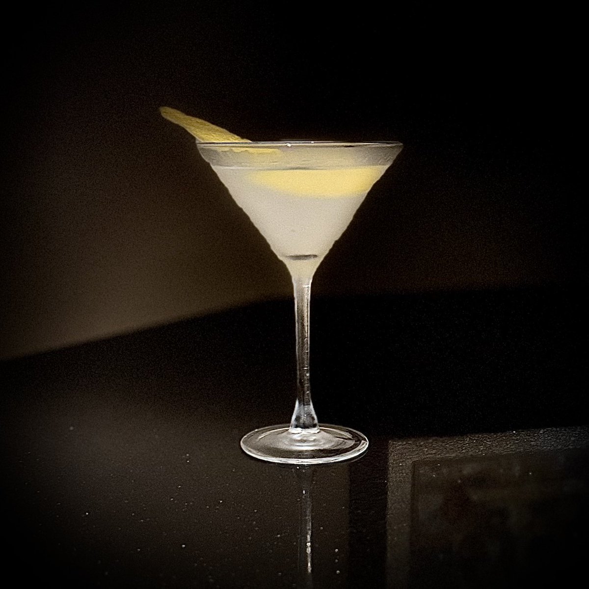 mlzema's tweet photo. It’s #Friday #HappyHour!🕔
#TWEETYOURDRINK
#Gin #Martini #Stirred + 🍋 Twist
#Salute! #Cheers! #Sköl! #LChiam! #Santé! #Sláinte! #NaZdrowie! #OogyWawa! #Prosit! #OkoleMaluna! #Ziveli! #Serefe! #CinCin! #Kampai! #Prieka! #Evviva! #Gesondheid! #ZeiGazunt! #Saúde! #Acclamations!🍸 https://t.co/mERT6tkZ2T