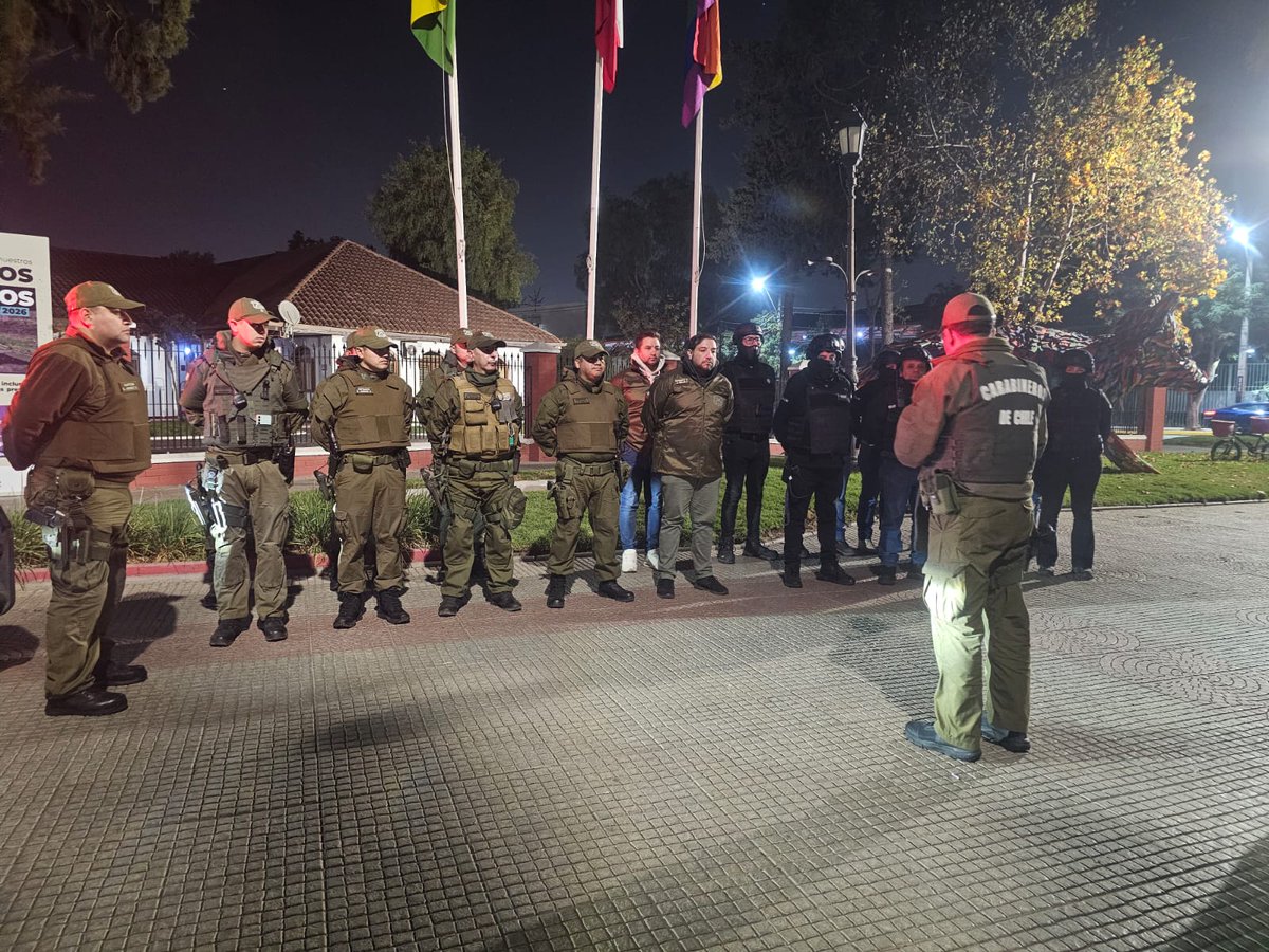 carabprnorte's tweet photo. #Quilicura Carabineros de la 49ª. Comisaría junto a personal de Inspección Municipal, realizan rondas preventivas en distintos puntos de la comuna, fortaleciendo la presencia en terreno y la seguridad de los vecinos #LaPrevenciónEsNuestraEsencia https://t.co/bx0S65ZgaE
