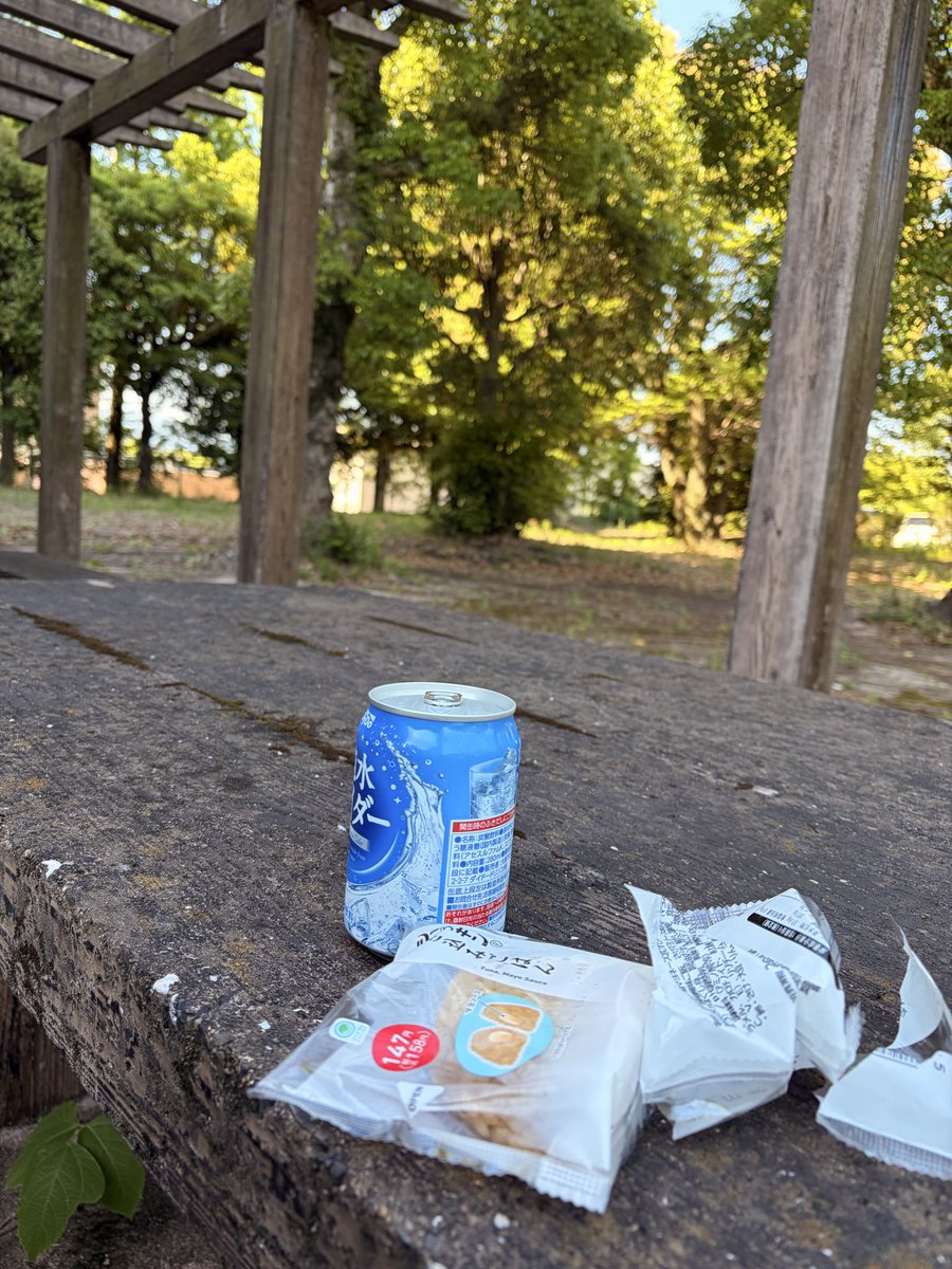 TheAbusedBrain's tweet photo. Pas 1 bulan di Jepang dan belum punya teman dekat di Jepang, lelaki ini nekat beli sarapan di konbini terdekat dan makan di taman samping Rumah Sakit tempat dia bekerja. https://t.co/6h8XkfF2h9