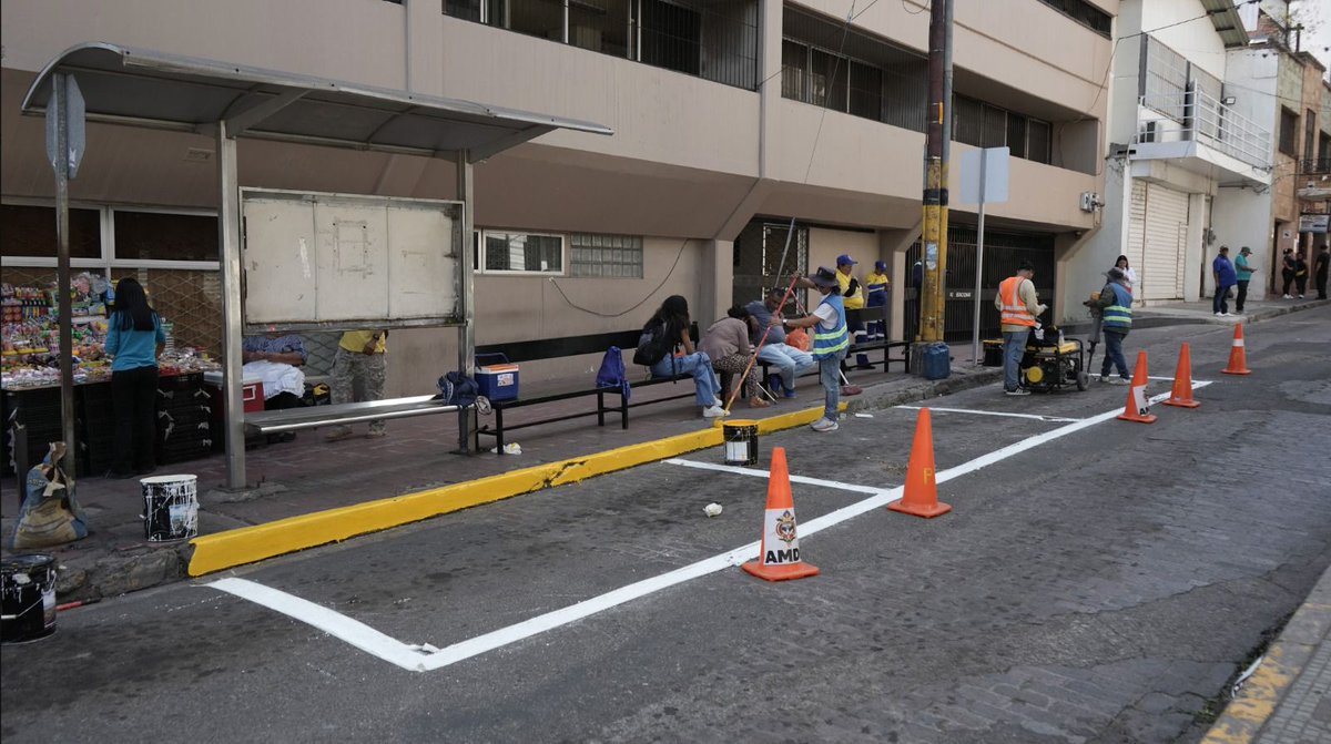 50minutoshn's tweet photo. 🚕✅ ¡Más orden en los puntos de taxis de la capital!
La AMDC continúa con los trabajos de señalización, pintura y demarcación en distintos sectores de Tegucigalpa y Comayagüela para mejorar la seguridad vial y el transporte público. 🛣️🇭🇳
#Tegucigalpa #DistritocentRal #Movilidad https://t.co/H1sE7uFvuW
