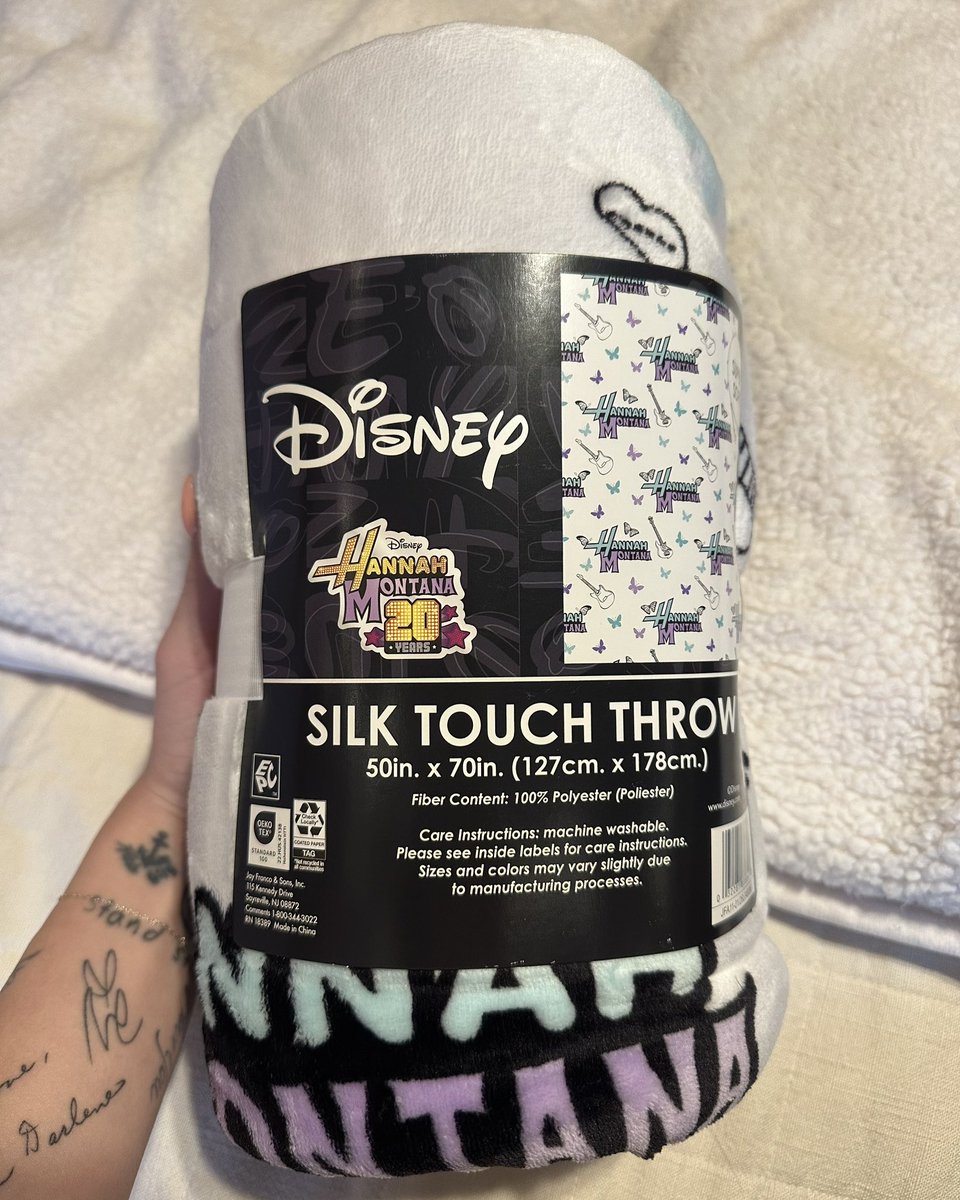MileyRaySlays's tweet photo. Found the Hannah Montana blanket💜 https://t.co/RrVEeRzeaL