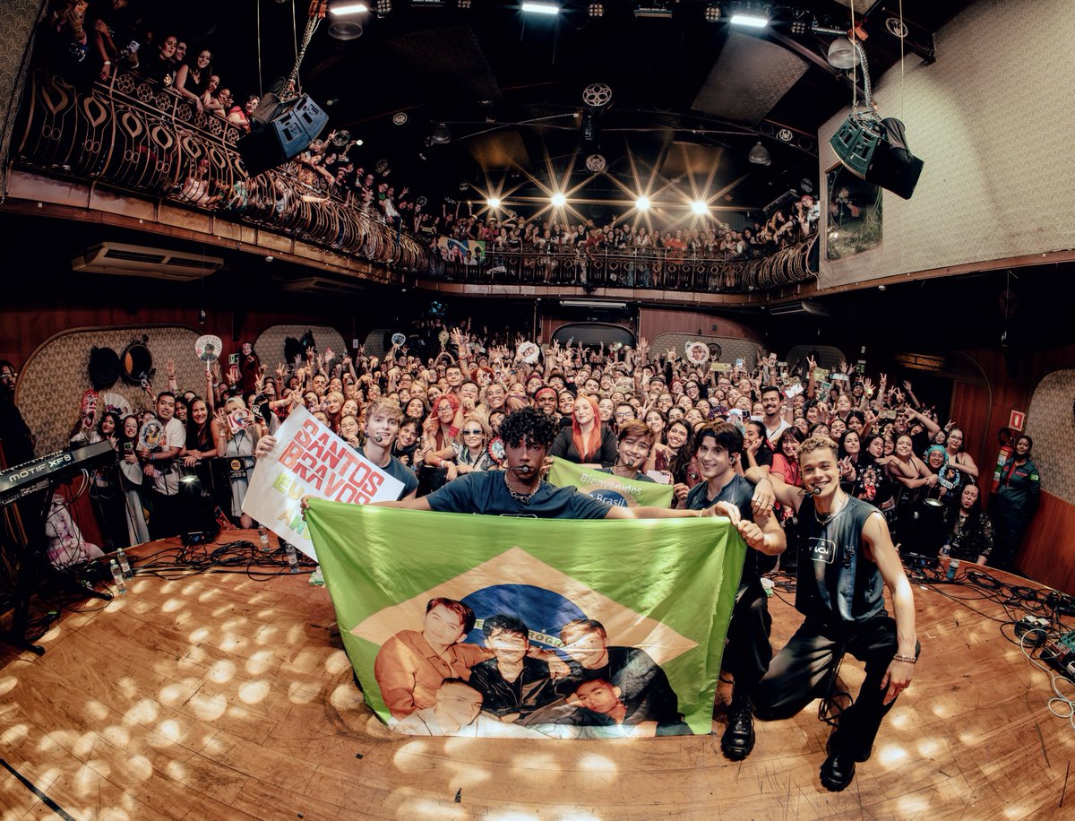 santos_bravos's tweet photo. BRASILLLL! obrigado pela energia incrível de vocês na SESIÓN DUAL de ontem. a gente ama muito vocês e mal pode esperar para voltar ao seu lindo país e cantar para vocês. estamos indo embora felizes!!!!💚💛💙🇧🇷

#SANTOSBRAVOS #SANTOSBRAVOSNoBrasil #STBV https://t.co/gGYTisabJG