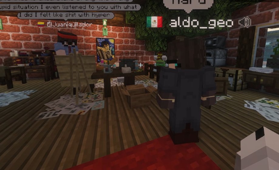 QNNbreaking's tweet photo. 🗞️ QNN — ISLA QSMP
💣 CONFLICTO

Se reporta que Q!Aldo acudió a la tienda MiArte acompañado por trabajadores de la Federación para exigir un pago a Q!Juan.

Según los reportes, Q!Aldo argumentó que Q!Juan tenía una deuda pendiente, señalando además que había estado incumpliendo con varios clientes al no entregar todavía cuadros que ya habían sido pagados.

De acuerdo con lo observado, Q!Juan respondió que sí se encontraba trabajando en los encargos y que, de hecho, en ese mismo momento estaba realizando un cuadro de Coco. Sin embargo, Q!Aldo insistió en que eso no cambiaba la situación y que debía pagar igualmente.

La discusión fue escalando cuando Q!Juan le reclamó a Q!Aldo que parecía darle más importancia a quienes llamaba “su gente” que a las personas que consideraba su familia. También le pidió que cambiara la forma en la que estaba tratando a los integrantes de The North.

Según los reportes, Q!Aldo respondió que los negocios eran negocios y que no debían mezclarse con amistades o lazos familiares.

Después de que Q!Aldo abandonara el lugar, Q!Juan buscó a Coco y le pidió ayuda para intentar hacerlo entrar en razón. Sin embargo, aparentemente la conversación no tuvo efecto.

Poco tiempo después, Q!Aldo volvió a contactar a Q!Juan para informarle que tenía una hora para realizar el pago correspondiente o habría consecuencias.

Q!Juan decidió mantenerse firme y no pagar.

De acuerdo con lo observado, la situación empeoró todavía más cuando Q!Aldo también se enteró de que Q!Juan habría estado molestando a uno de sus trabajadores.

Como respuesta, Q!Aldo tomó una medida inesperada: movilizó la Hacienda perteneciente a Q!Mariana y comenzó a trasladarla directamente hacia la ubicación de MiArte.

Por el momento se desconoce cuál será el desenlace de esta disputa y qué consecuencias tendrá la llegada de la enorme estructura a las inmediaciones del negocio de Q!Juan.

⚠️ Nota: Los eventos reportados forman parte del lore o roleplay dentro del servidor QSMP.