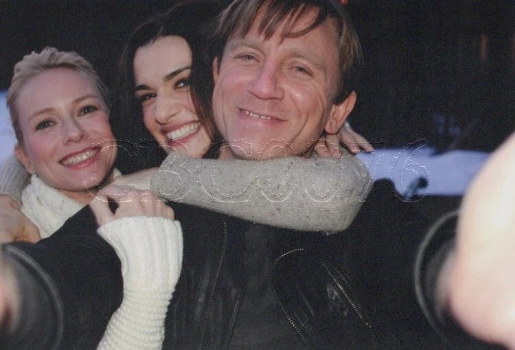 RachelWeiszNews's tweet photo. Unpublished photos of Rachel Weisz, Naomi Watts and Daniel Craig on set of Dream House (2011). The movie was directed by Jim Sheridan.

Major credit to @themummia for finding these https://t.co/f7Wjlwd0lb