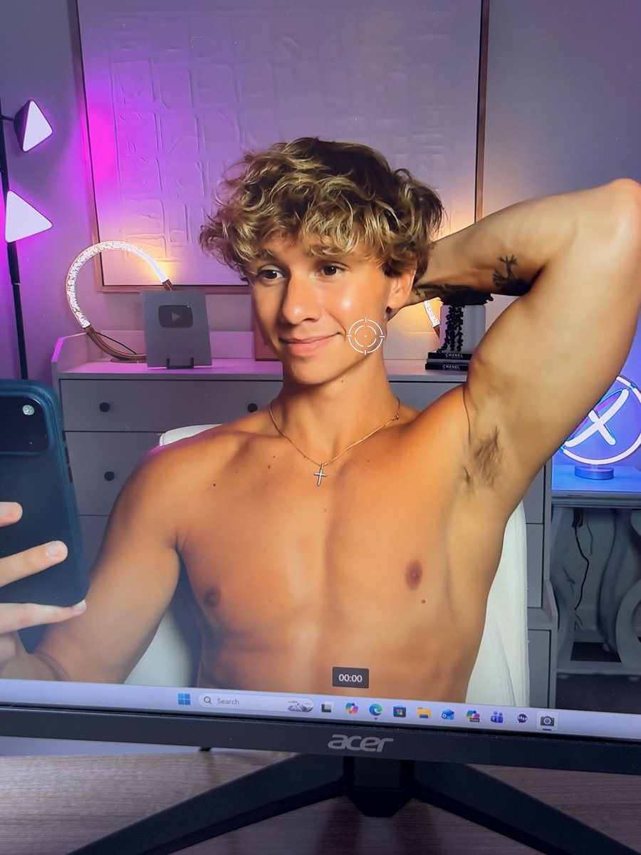 haydengreenefit's tweet photo. Happy Friday X :) https://t.co/f8YllfzTtQ