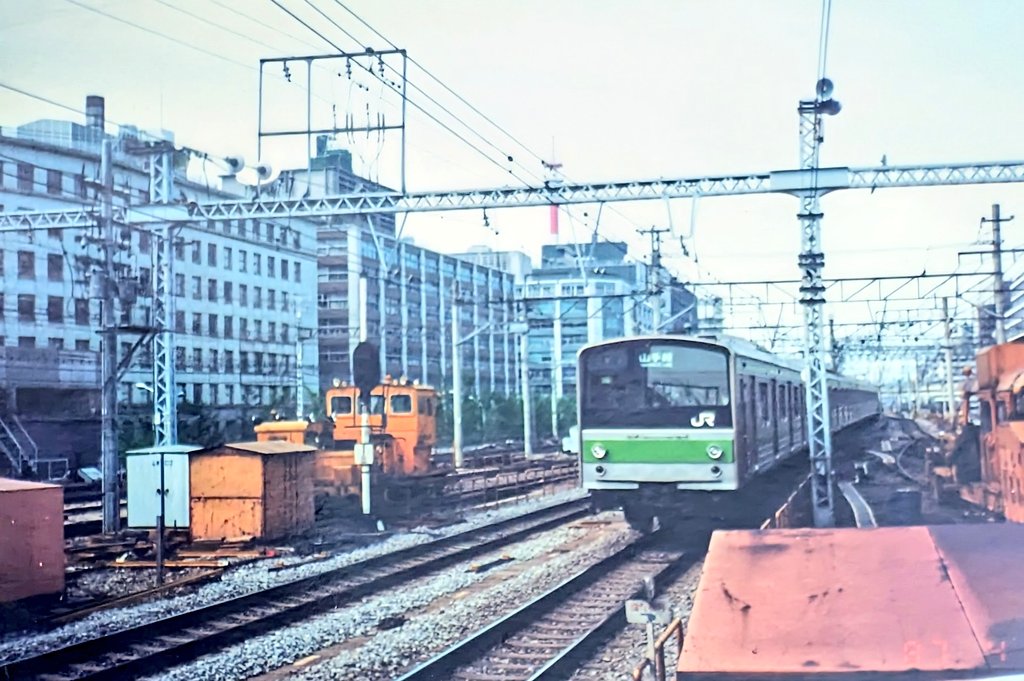 ragio89488423's tweet photo. ■東京駅撮影記
（S60〜62）☆再掲

#東京駅 では、新幹線や寝台特急が見���らぬ土地の行先を表示して、次々と発車して行きます…

子供の頃は身近な場所を表示している通勤電車も大好きできた✨

この時205系は新型車両…
103系・201系のカラフルな電車が行き交う場面は忘れられません。

#懐かしい鉄道