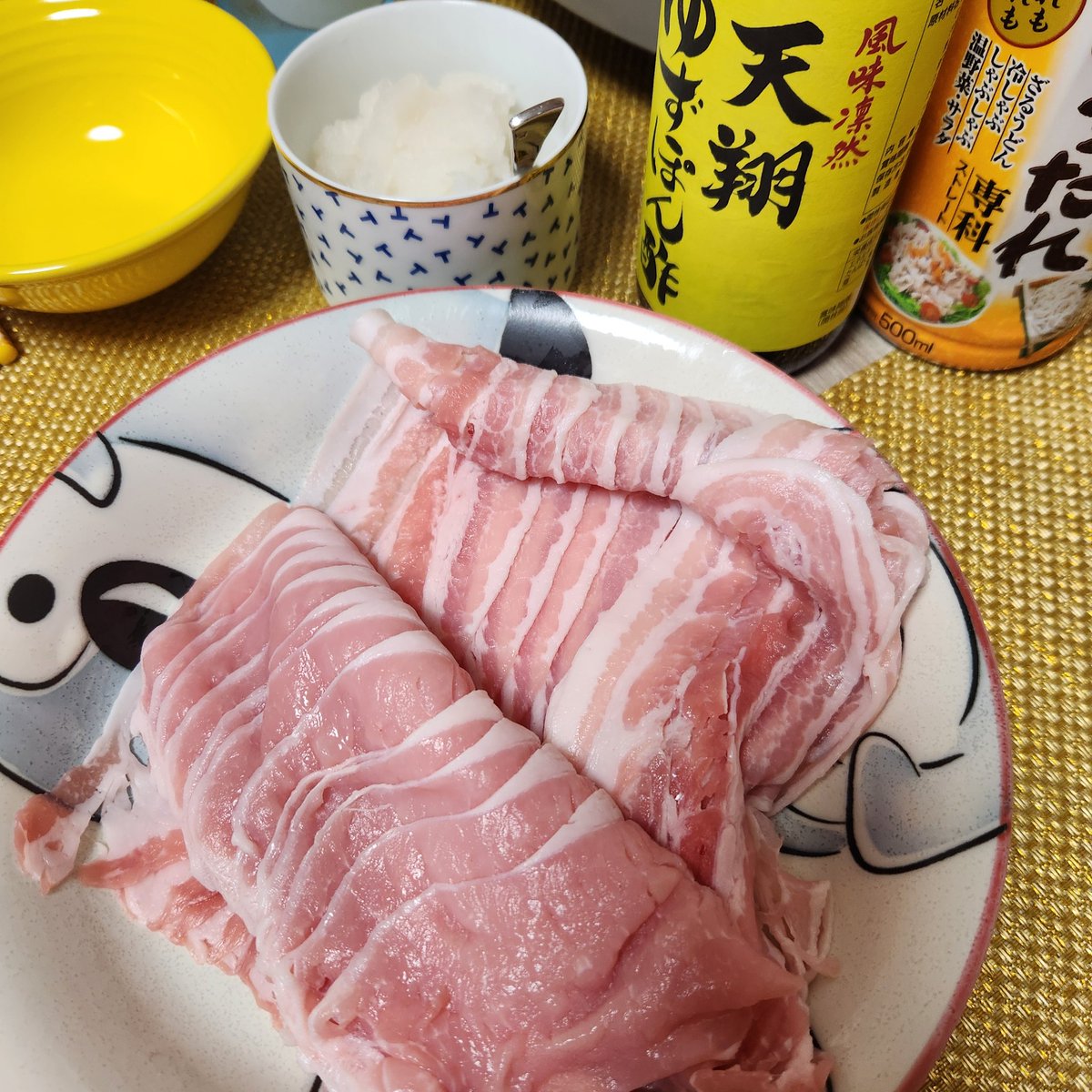 4887ta's tweet photo. 春��ャベツ大量消費と
一緒だけとバタバタ外食続きだったから久々のんびりおうち豚しゃぶ🥰
ライフさんの極薄切りがめっちゃ食感良いの、ももとバラセットおすすめ✨
#料理好きな人と繋がりたい
#豚しゃぶ
#ライフ
#おうちごはん
#大切な人 https://t.co/5vqKomPCth