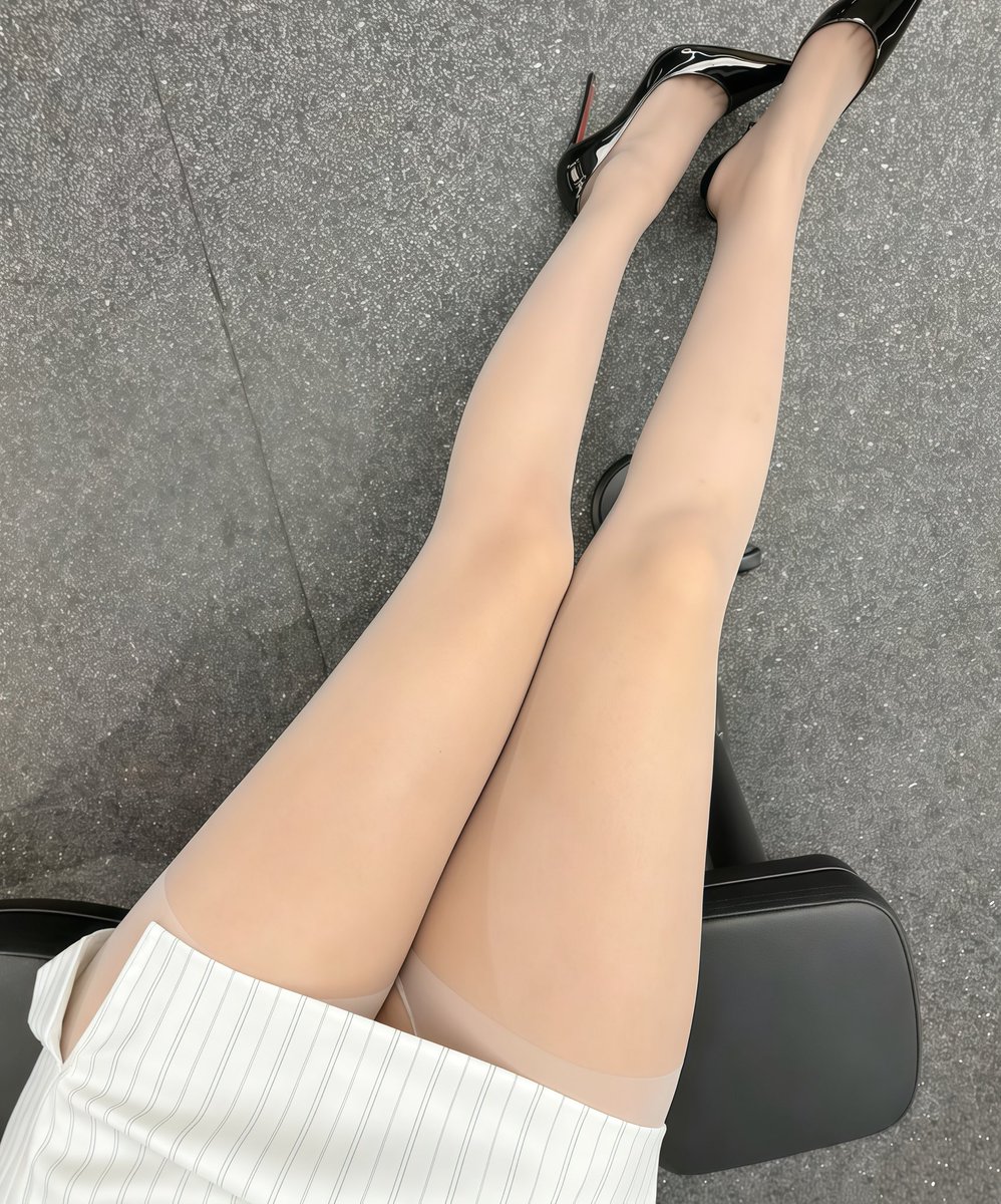 fk0806fk's tweet photo. 肉丝很难驾驭吗？可我怎么觉得 它写了我的名字 #丝袜 #英国 #留学生  #腿 https://t.co/1dMnfZ100z