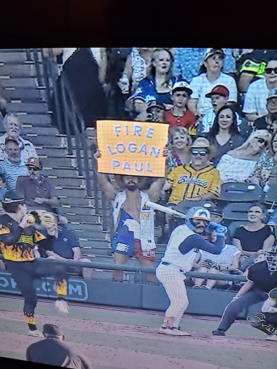 JoeyGBos's tweet photo. @LoganPaul isn't even safe at a @BananaBall_ game 😂
@joehendry https://t.co/mPyuhwIT0b