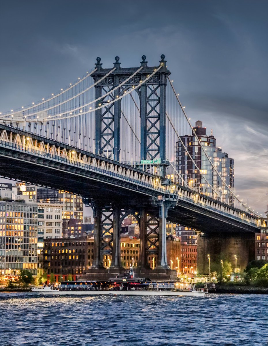 GOTHICRICH's tweet photo. Good evening from New York https://t.co/eYKS4PzB7F