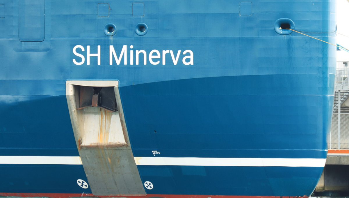 hourangle's tweet photo. ｢SH Minerva｣この船の錨のタイプは一部しか見えませんが、見たことのない下部の形状です。垂直船首、船首甲板のリングはどのような役割なのか？ https://t.co/b1zCvGv7zZ