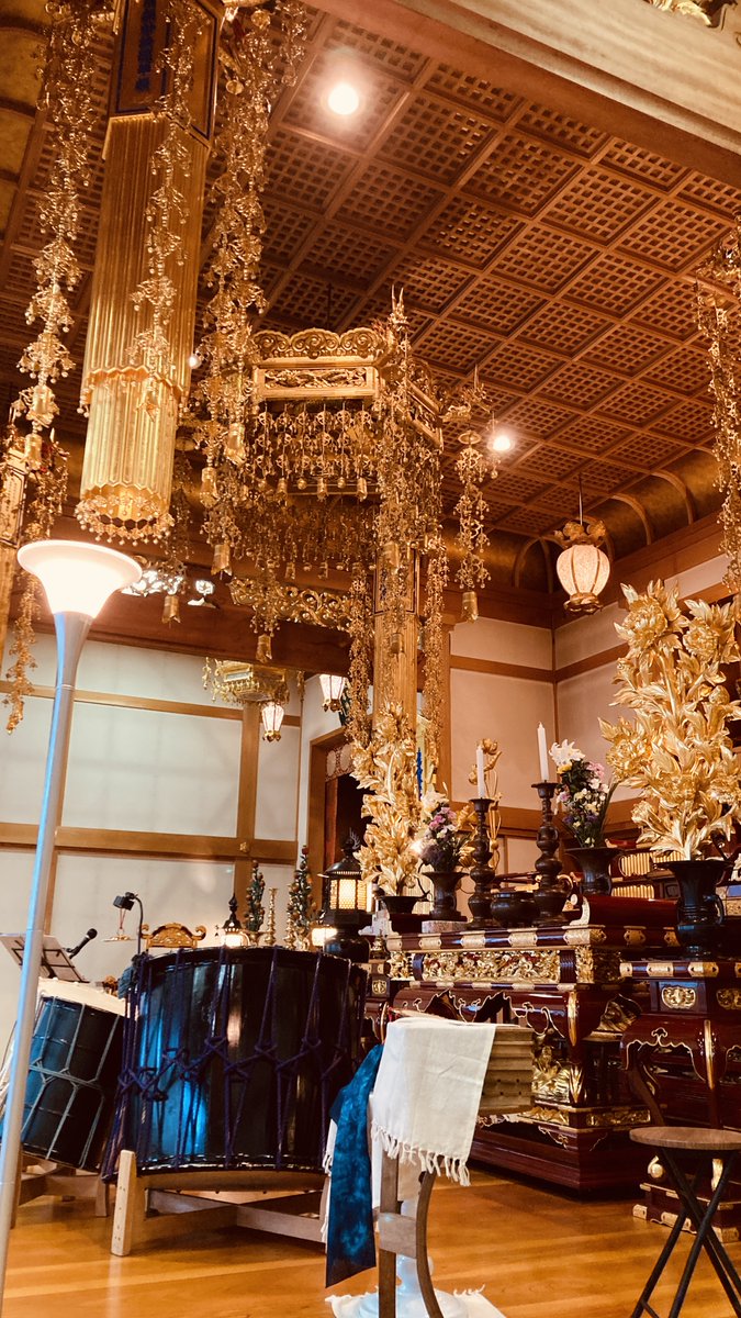 yukimushi_lisa's tweet photo. 会場につくと、賢治さん一色となっていました。賢治の詩が記された御朱印や、岩手の作家きくちゆきさんの作品展示など…たくさんの御守り。そして賢治さんのお席のご用意もありました🪑作品を受け取るお客様の方をみています😊　妙見寺さま、ありがとうございます🌟 https://t.co/Eezt7r9win