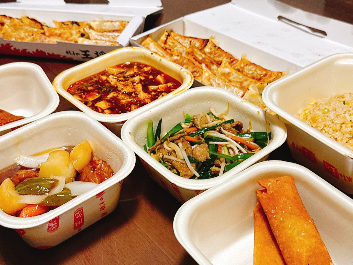 cocosKitchen_'s tweet photo. ご無沙汰しています！！！
昨夜は12連勤が終わり、久し振りにしっかりとしたご飯を食べました😆👍
開放感とお腹がペコペコすぎて、妻と王将プチ大食い✨
お互いに一緒にいない期間で痩せたのに、1日で復活です笑
にんにく激マシ餃子美味しかった〜
#王将 https://t.co/B1TOsbiI6s