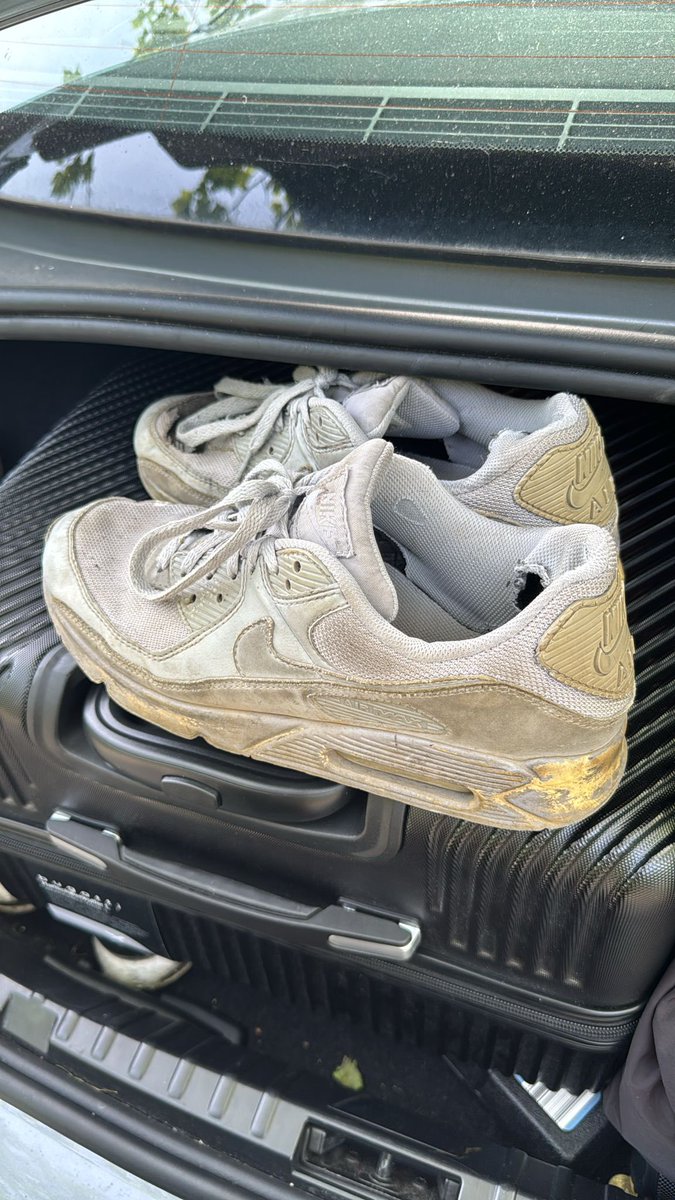 Into_sneaks tweet media