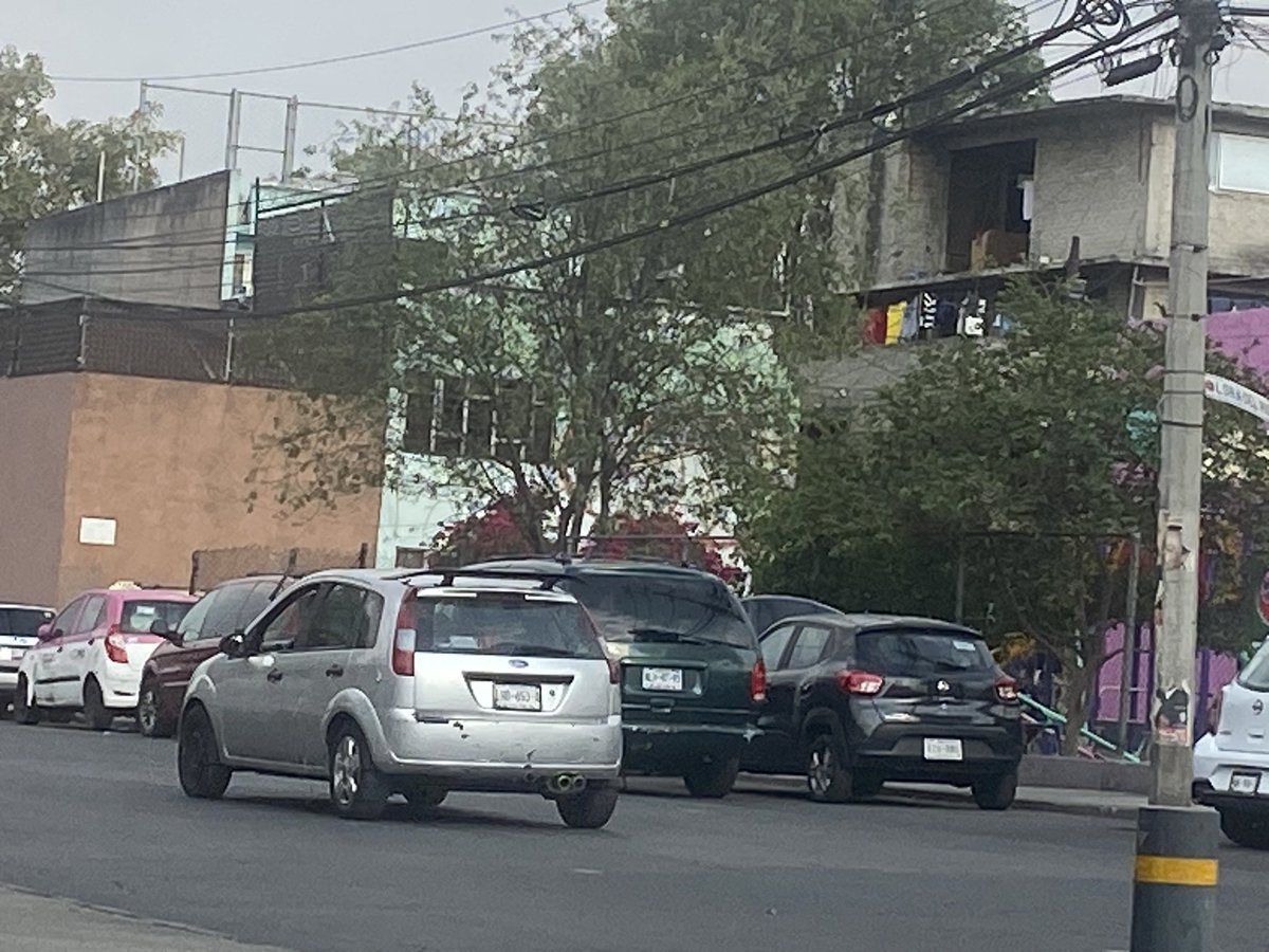 samkar093470274's tweet photo. @TransitoCdMx @NancyNunezmx @LaSEMOVI ya son varias veces, que les mando foto d los 🚘 estacionados arriba de la banqta Asi como los 🚘 en doble fila del mecánico, q tiene su taller en la avenida calz. de gpe enfrente de las canchas de san Rafael. les dan buena $$$$. Diario están https://t.co/i3C5SBVfHO