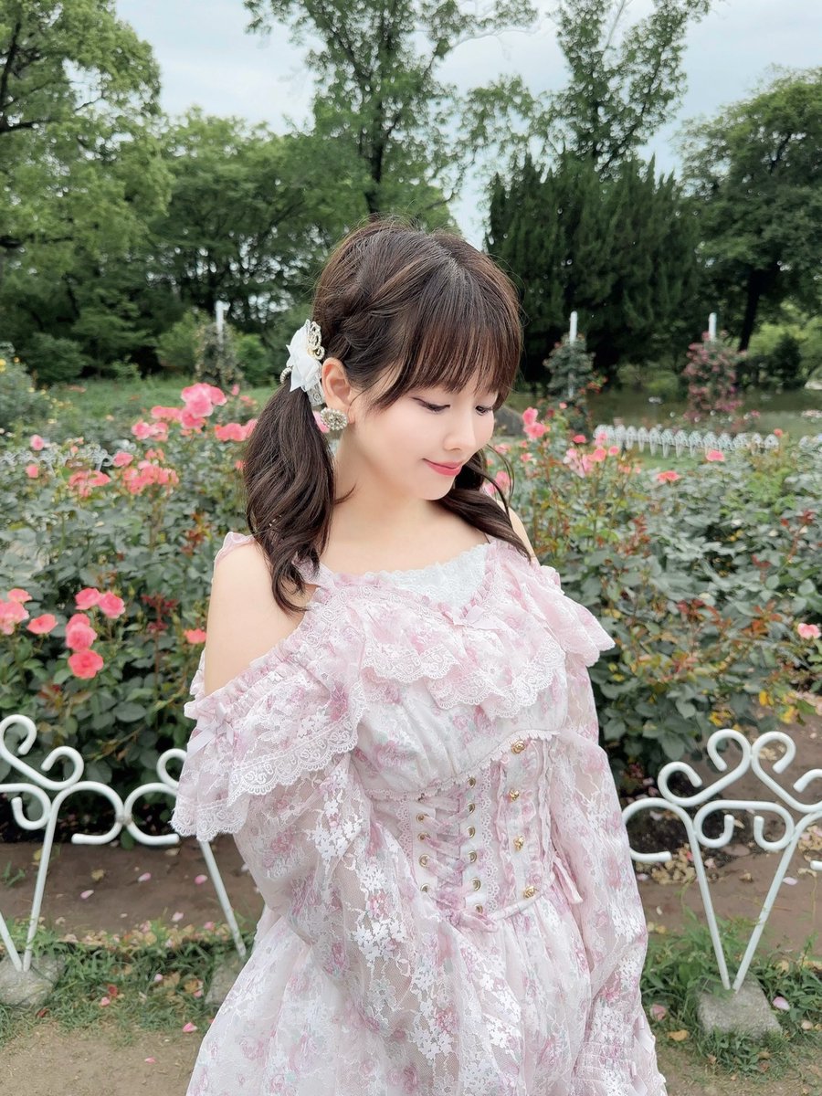 chia_coordinate's tweet photo. リズリサの花柄レースコルセットライクワンピース着て薔薇園に行った日🥀♡ https://t.co/Ekak5BwCx1
