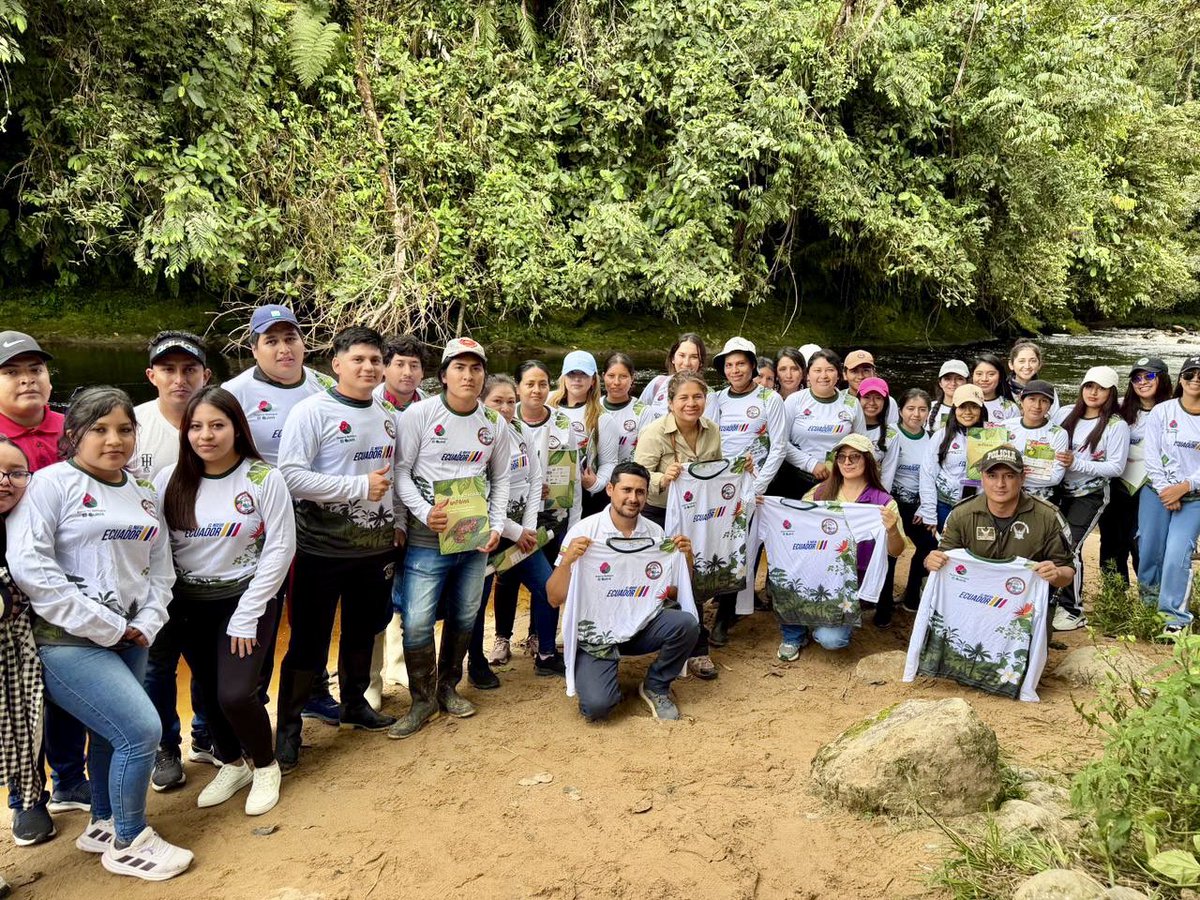 MAATE_Zonal10's tweet photo. 🌱Jóvenes de #ElPangui participaron en una jornada de campo para fortalecer conocimientos sobre biodiversidad, áreas protegidas, recursos hídricos y conservación de los recursos naturales.

Con apoyo de UPMA y la Jefatura Política de El Pangui.

#educaciónambiental #biodiversidad https://t.co/XdDQyb6hvN