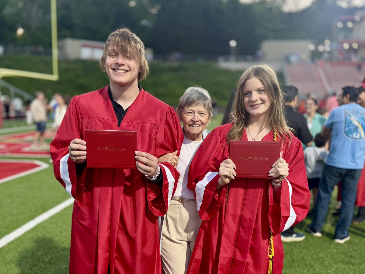 ismithKDKA's tweet photo. She did it! We all did it! Our baby girl is a @north_hills grad! Class of 2026! Congrats Sydney!! ❤️❤️🎓🎓 https://t.co/NC05ONquaK