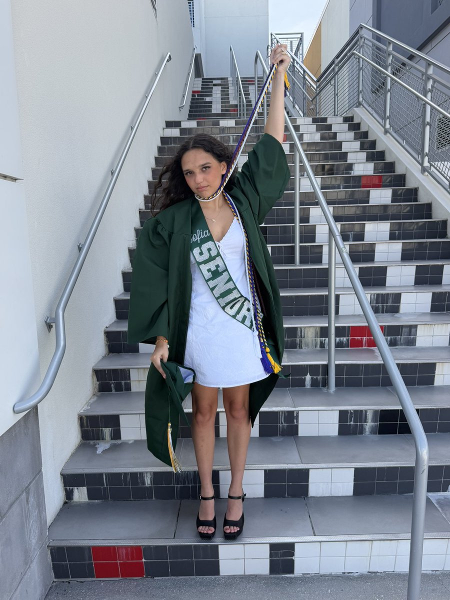 HeySofia28's tweet photo. #graduated https://t.co/HAsRuSVX1I