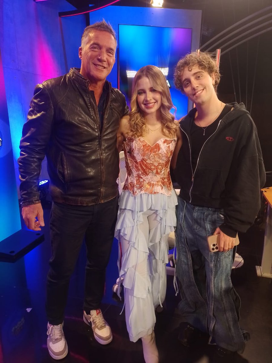 EduCarrera_'s tweet photo. Gracias Coty y Tía Sebi por la invitación al stream ✨
@latiasebi @streamstelefe @cotyrommero 

#GranHermano https://t.co/aqXd4ErLjE