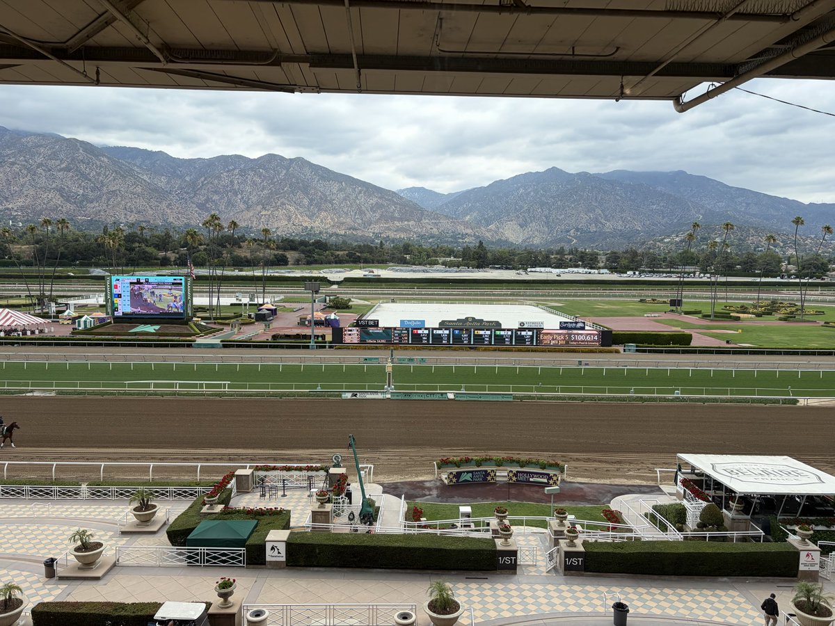 kyousuke_nikkan's tweet photo. カリフォルニア州にある競馬場の1つ、サンタアニタパーク競馬場にやって来ました☺️
アメリカを拠点にしている木村和士騎手が騎乗したレースを間近で見ることができて、感激です🌟
@VisitCaliforniaJapan 
@VisitCalifornia 
@love_tourism_pr
#カリフォルニア観光局
#カリフォルニア
#SantaAnitaPark https://t.co/7ULz00t0wk