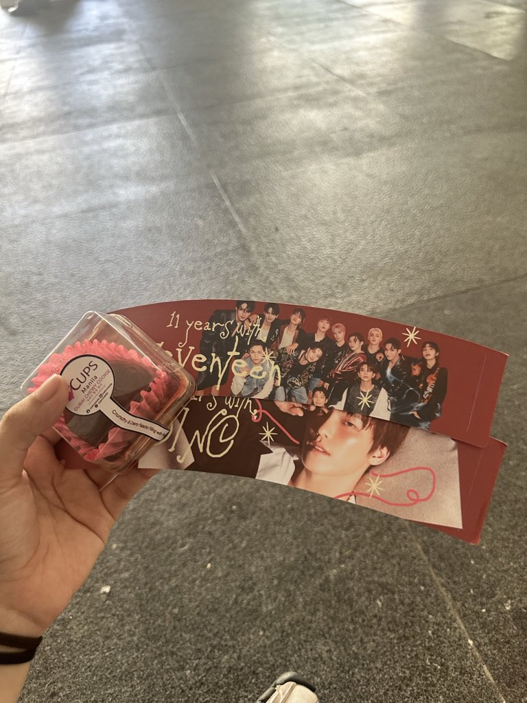 KellzKkey's tweet photo. Got the goodss 😋😋 @CUPSManila 
@dinonaraph 

11 YEARS WITH SEVENTEEN
#SVT11_FollowFestival #AtTheBay #FanNightsatAMManilaBa https://t.co/fxkrQl0IMl