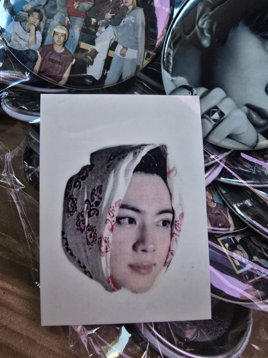 smo1981jin's tweet photo. BTS WORLD TOUR ARIRARG IN BUSAN
♧콘서트 나눔♧ 

날짜 : 중콘 6월12일(금) 첫콘

석진이 핀뱃지 50개(5.6cm)
석진이 얼굴 타투 스티커 30개(약5cm)
탄이들 핀뱃지 50개(5.6cm)

당일 착장이랑 올릴께요

그냥 편하게 와서 받아주세요

#BTS_WORLD_TOUR_ARIRARG_IN_BUSAN https://t.co/XsOKqeZeOW