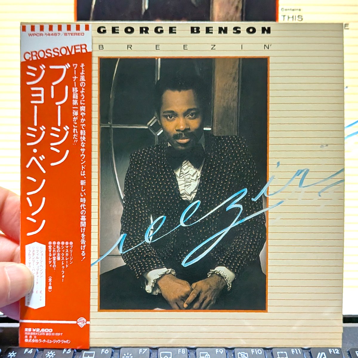 prognote_net's tweet photo. 【Look Back 50th / 395】
George Benson / アメリカ
1976年発売「Breezin'」を聴く

Bensonの卓越したギタープレイとVoを支える
律動やオーケストラによる至高の時間
名演①②④ら、ファンク、R&amp;B、ポップが融合し
『スムースジャズ』の幕開けを飾る
Billboardのジャズ、ポップ、R&amp;Bで1位獲得の名盤 https://t.co/tf2upswFEs