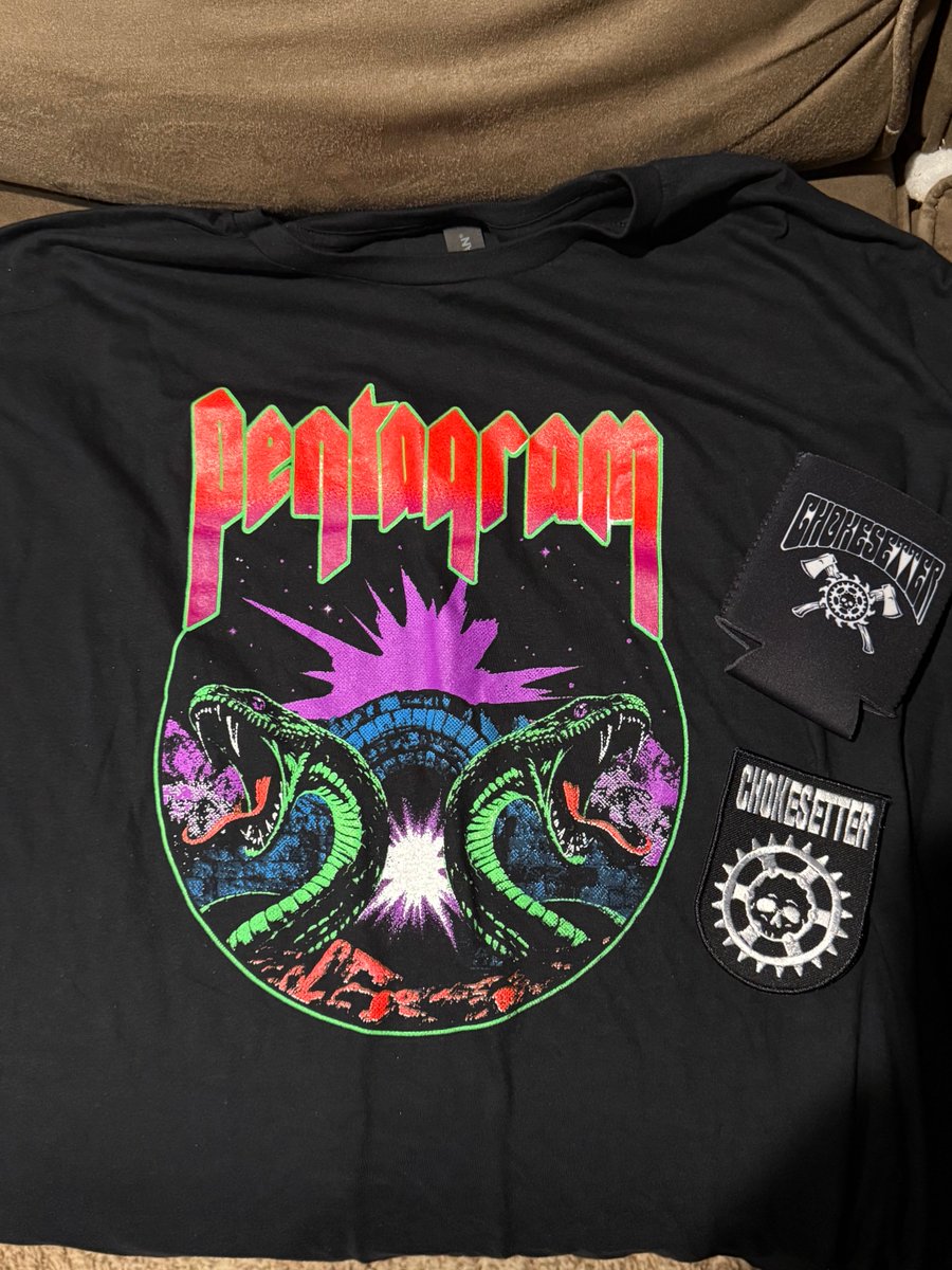 usanachris's tweet photo. Upper left photo is my merchandise haul. Pentagram had so much merch - it was overwhelming- 6 different CDs ๐ค๐, posters, magnets, vinyl, satin jackets, t-shirts up to 4XL.
#MerchHaul #LiveMusic #ConcertsWithChris https://t.co/uqNOQeVU09