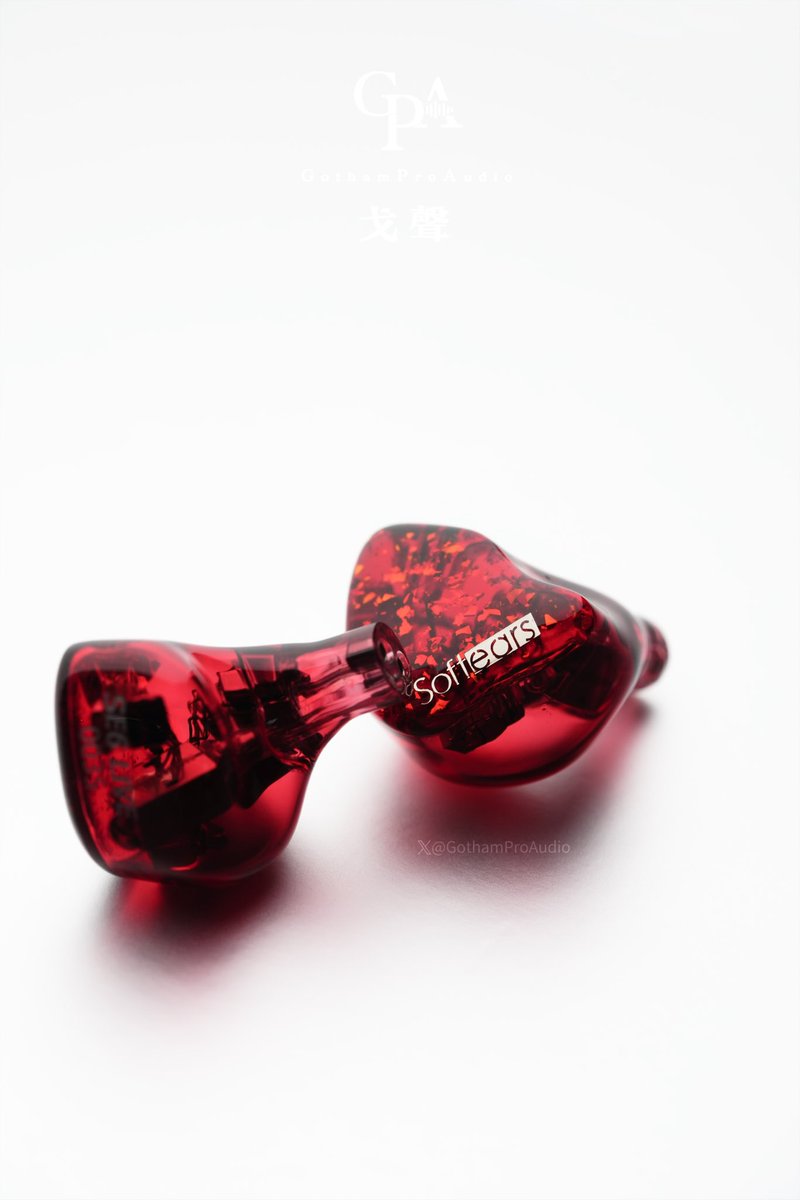 GothamProAudio's tweet photo. 新製品速報 | ゴセン（GPA）推薦：Softears SE6 Live ―― ステージのために生まれた、新たな6ドライバーモニターフラッグシップ降臨 🎙️⚡️

過酷なプロフェッショナルの現場とステージユースに完全最適化された、Softearsの純血なる次世代モニターフラッグシップ「SE6 Live」が遂に登場！これは単なるイヤホンではなく、全幅の信頼を置ける究極のプロダクションツールです。

• 【プロの現場に最適化 · 抜群の鳴らしやすさ】：あらゆるワークフローに対応。ワイヤレスインイヤーモニター（レシーバー腰包）やポータブル機器での使用を想定し、低駆動インピーダンス設計を徹底。パワーの限られた環境でも、フラッグシップの圧倒的なディテールを余すことなく引き出します。

• 【限界を超えろ · 爆音でも歪まないタフさ】：極めて高い音圧耐性を誇ります。ステージ上の大ダイナミクスや限界に近い大音量下でも、決して音が割れることなく、超低歪みで正確なサウンド情報をアーティストに伝え続けます。

• 【黄金の構成 · 6ドライバー4クロスオーバー】：2低域 ＋ 2中低域 ＋ 1全帯域 ＋ 1高域の計6基のドライバーを4Wayクロスオーバーで精密に統率。全帯域にわたるシームレスで滑らかな繋がりと、一音一音の微細なニュアンスまで描き出す驚異の解像度を両立しました。

• 【ストレスフリーな配線 · カスタム（私模）対応】：タッチノイズ（聴診器効果）を極限まで抑えた、しなやかな高品位銀メッキ銅線を採用。さらに、一人ひとりの耳の形に合わせた**カスタムIEM（フルカスタムサービス）**も提供可能。あなただけの極上のフィット感と遮音性を実現します。
#Softears #SE6Live #モニターイヤホン #カスタムIEM #CIEM #インイヤーモニター #ポタオデ #プロオーディオ #新製品 #ゴセン推薦 #ステージモニター