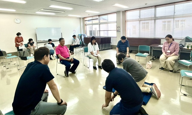 kokonetsano's tweet photo. ５月３０日（土）、ここねっとにて、佐野市西消防署から講師を招いて、救急救命講習会を開催しました。
参加者から、「初めての経験でしたが、実際に参加して驚くことばかりでした。勉強になりました。」と感想をいただきた。＃栃木県　＃佐野市　＃市民活動センター　＃ここねっと　＃救急救命講習会 https://t.co/LWC24ovdZG