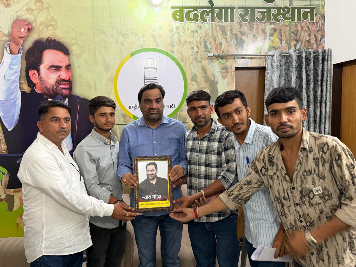 hanumanbeniwal's tweet photo. गुरुवार शाम जयपुर आवास पर आगंतुक जनों के साथ मुलाकात से जुड़े छाया चित्र | https://t.co/sbWU4XYH4o