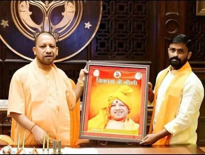 DrMithilesh5's tweet photo. गुरुर्ब्रह्मा गुरुर्विष्णुः गुरुर्देवो महेश्वरः
गुरुः साक्षात्‌ परब्रह्म तस्मै श्री गुरवे नमः
#ॐ_श्री_गुरु_देवाय_नमः
@myogiadityanath https://t.co/74abjko4sc