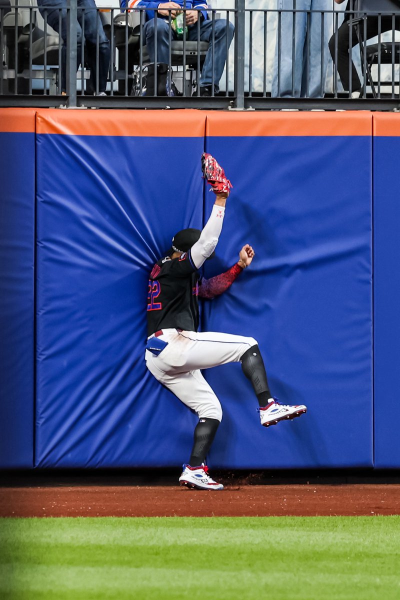 chritofe08's tweet photo. Juan Soto dives and leaps into the left field wall for the catch

Photo for @baseballahora https://t.co/BnWN9r9qlB
