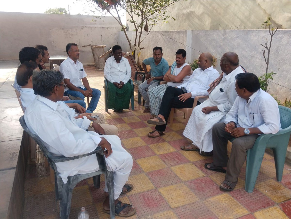 BPR__Official's tweet photo. మండలి బక్కయ్య గారి మరణవార్త తెలుసుకొని వారి కుటుంబ సభ్యులను పరామర్శించి ప్రగాఢ సానుభూతి తెలియజేశాను.

#Condolences #Rajannagudem https://t.co/69qeHENCv3