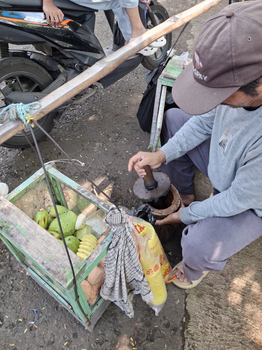 dynoluff_'s tweet photo. Akhirnya nemu juga yang jualan rujak bebek https://t.co/okqMUWmbaS