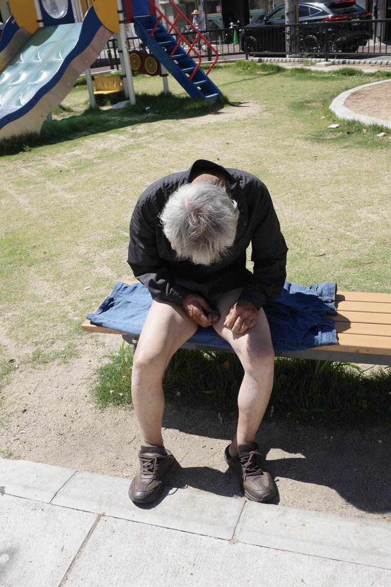 2SHINARIFREEDOM's tweet photo. " 今日の西成は脱がないと生きれない暑さ "

#NISHINARIFREEDOM https://t.co/i8rLiDxTaA