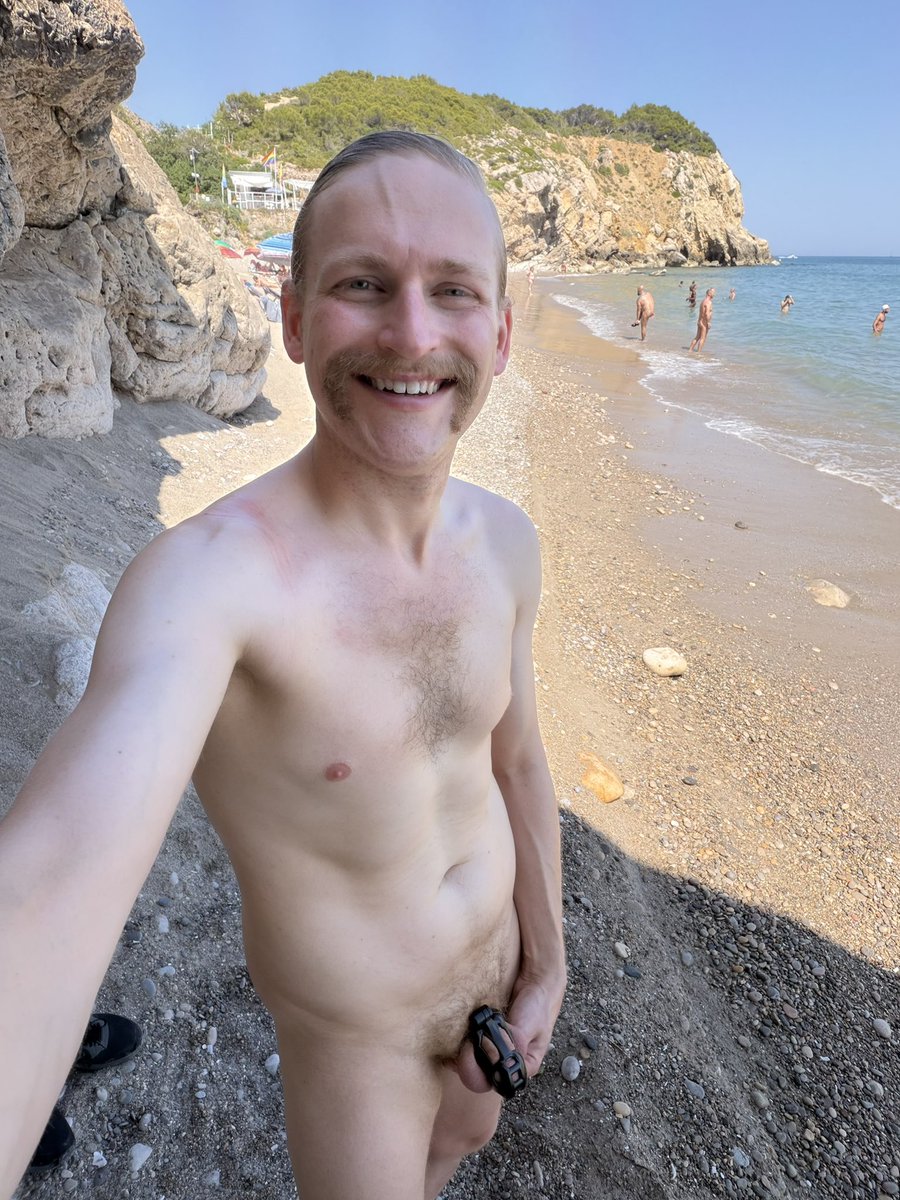 SeattleLad's tweet photo. got fisted at the nude beach 🏖️💙🤜 https://t.co/vnUR8R52du