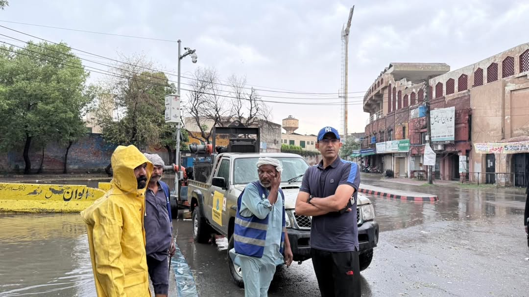 DCGRW's tweet photo. ڈپٹی کمشنر گوجرانوالہ، نوید احمد کا صبح سویرے شہر کے مختلف علاقوں کا دورہ، بارش کے بعد نکاسیٔ آب کے انتظامات کا جائزہ لیا۔ 
اس موقع پر واسا ٹیموں کی کارکردگی کا معائنہ کرتے ہوئے نشیبی علاقوں سے بارشی پانی کے بروقت اخراج کو یقینی بنانے کے لیے ضروری ہدایات جاری کیں

@MaryamNSharif https://t.co/qXIxYE4bde
