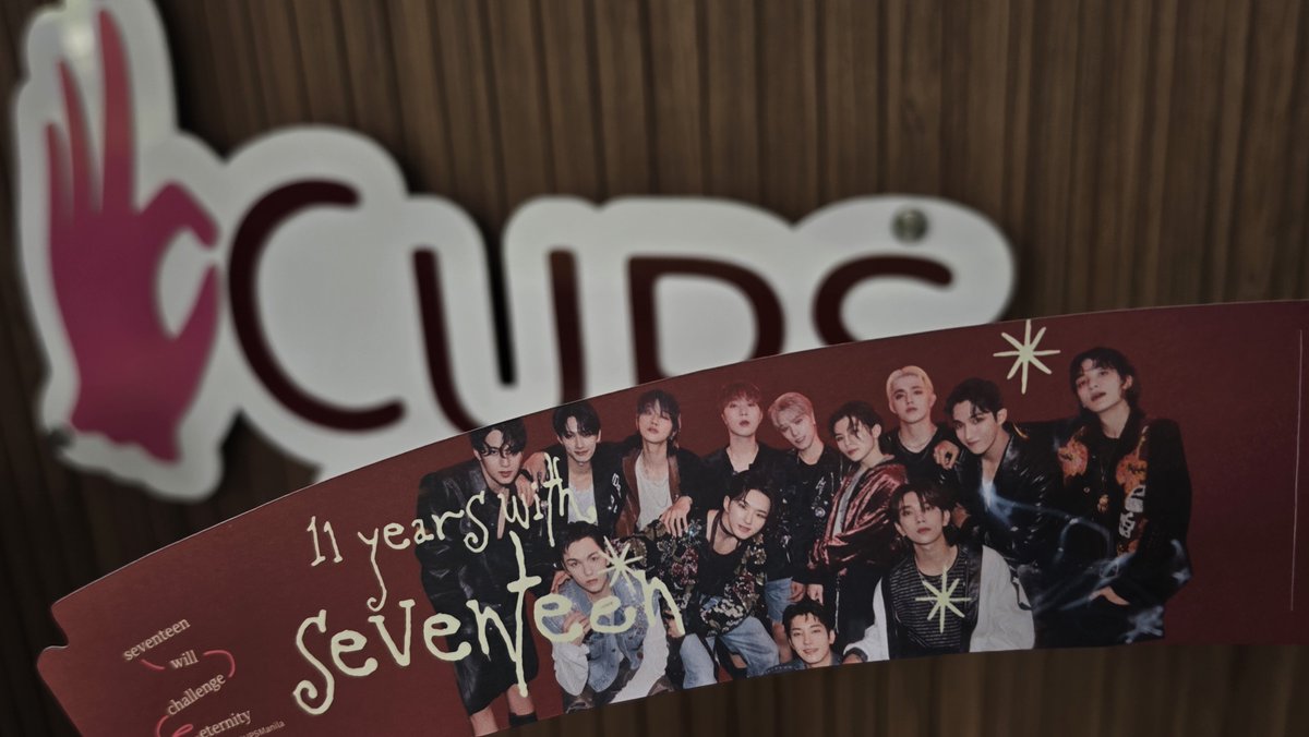 dinonaraph's tweet photo. 📢 FOLLOW FESTIVAL FREEBIE Showcase: CUPSleeves! 🥤✨

Take aesthetic photos with your cupsleeves, drinks and pastries from @CUPSManila, upload it as an entry, and tag us to join the raffle for the Yakusoku Can Badge! 🫡🫡🫡

11 YEARS WITH SEVENTEEN
#SVT11_FollowFestival #AtTheBay #FanNightsatAMManilaBay