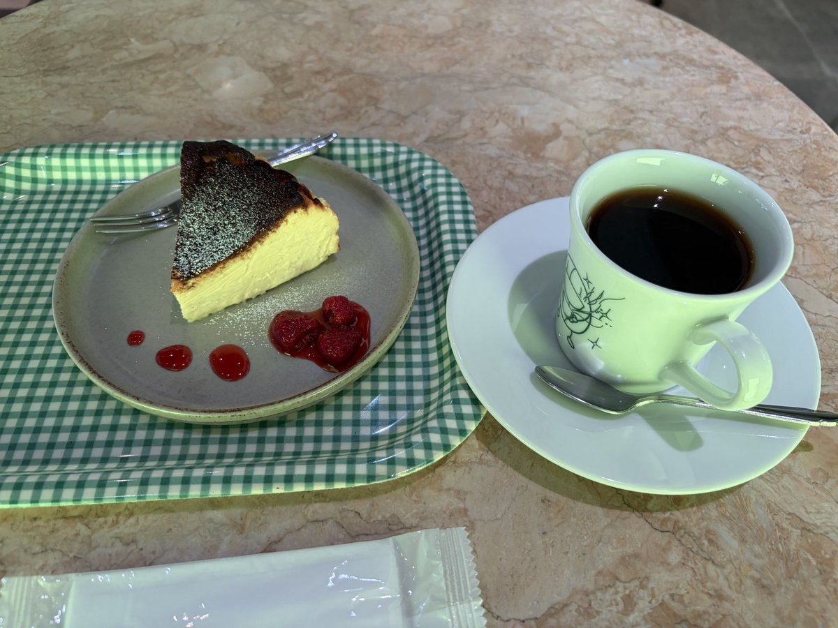 Shinpan_RIP's tweet photo. 運転後のケーキしみるぅ https://t.co/pqjgasbiYl