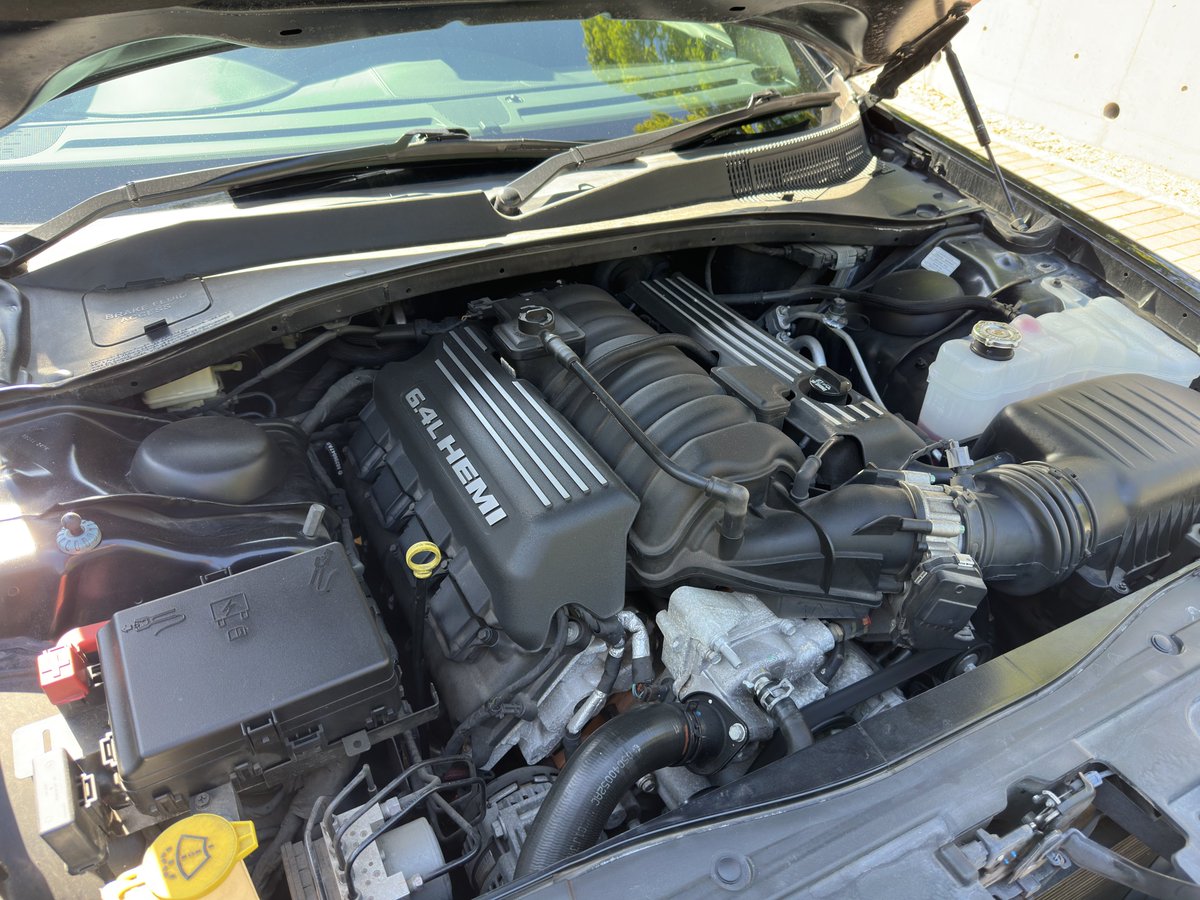 tsubasatakemura's tweet photo. 納車されました！
392HEMI搭載のChrysler 300 SRTです🙆‍♂️

カムリを置きイベ、エイトが走りと棲み分けしてましたが、カムリに乗る頻度が激減して、1台2役の方が今の生活スタイルに合ってる為乗り換えです！

セダンは絶対条件で、前から欲しかった大排気量アメ車！
メンテしつつ弄っていきます💪 https://t.co/I7fr0ysKSo