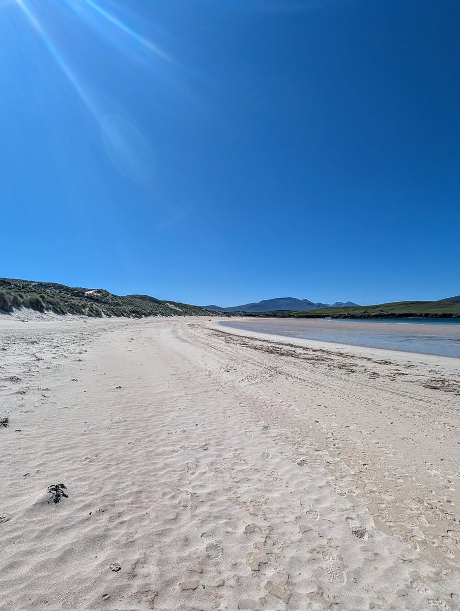 JimiJimirae's tweet photo. Such a stunning beach...⛱️🌊⛰️👣
#BalnakeilBeach #BeachMood #Scotland https://t.co/tFwXa3qQ3D