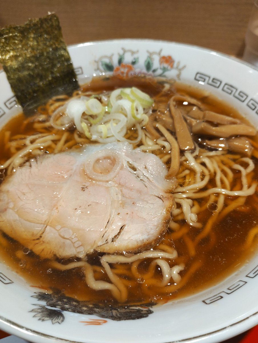 inuyome's tweet photo. 東京駅　春木屋　今年東京駅に荻窪の春木屋ができたとのこと　煮干しと鶏がらの昔ながらの醤油ラーメンという感じか　まあ普通の醤油ラーメンだなと思いながらレンゲでスープをずるずるとすすっていたら麺がなくなる前にスープがなくなりそうになった　やばいうまいのかも知れない　カレーもそば屋っ https://t.co/rpluZOyERy
