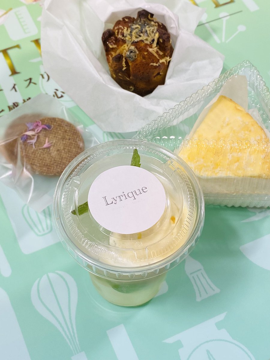 ayaka_sweets_1's tweet photo. リリックさんのピュアベルガモットレモネード🍋
リリックさんの飲み物大好きなので、絶対に飲みたかったもの🥤🔥❤️
雑味が無く、透き通るような美味しさで、今回も、とっっても美味しかった💛

ケークフロマージュは1年ぶりリピート🧀
私の一番好きなチーズケーキ💕

#マパティスリー
#マパティ https://t.co/yD4J5Ki5ZA