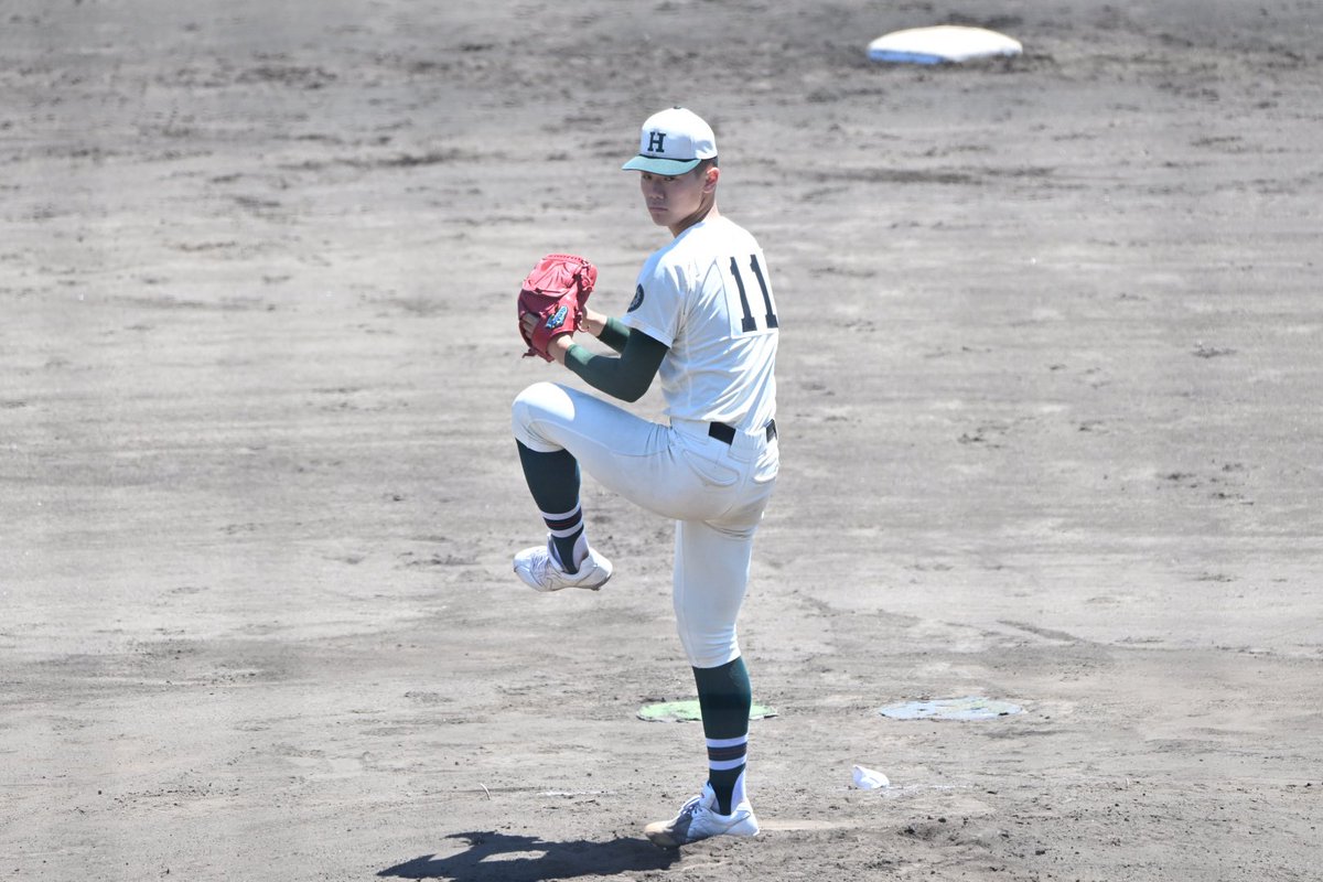 bluamabase's tweet photo. 報徳学園の近畿大会準決勝の
先発は２年生右腕の谷口

ゆったりと足を上げて
腕が隠れるようなフォームから繰り出す
ストレートはMAX145㌔をマークして
天理相手に６回途中２安打無失点

来年のドラフト候補となりそうな投手です https://t.co/LmrBNeXSq8