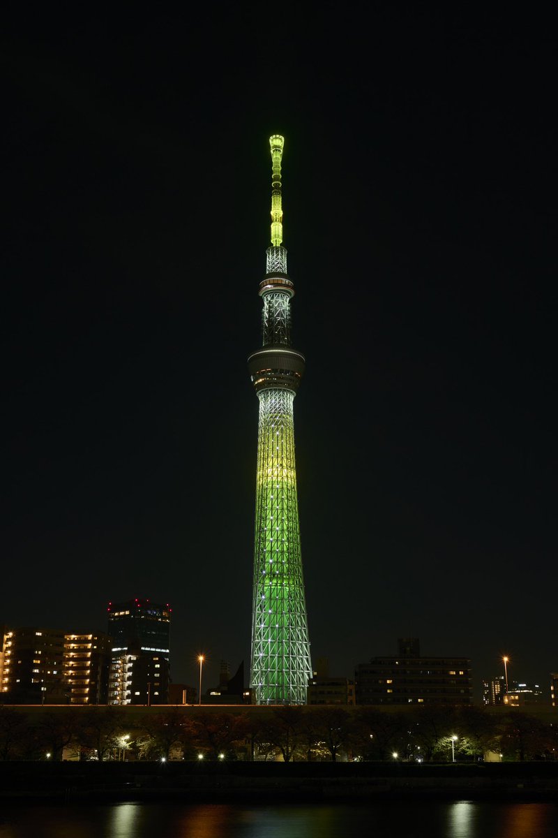 skytreeofficial's tweet photo. ＼✨特別ライティング点灯✨／
 
明日5/31(日)は受動喫煙防止のシンボルカラーである「イエローグリーン」を基調とした特別ライティング🌟
 
東京都および公益社団法人東京都医師会が取り組む普及・啓発活動に協力して点灯します！
 
⌚19:30～24:00
 
#世界禁煙デー #イエローグリーン https://t.co/4hw2ofuxxG