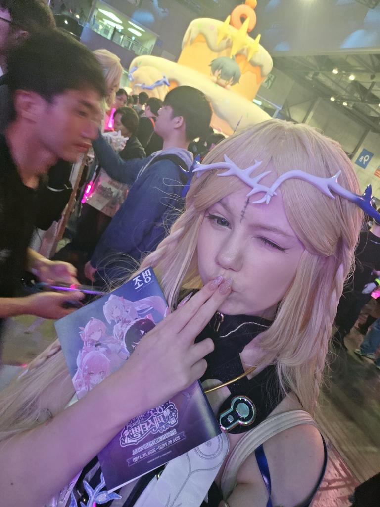 KatriMurr's tweet photo. Yesterday was the first day of the Wuthering waves anniversary festival on Korea. I really enjoyed it, I'm don't go today, but I'll definitely go tomorrow 

#명조 #명조2주년 #띤조페스티벌2026

#명조2주년 #플래시몹 #cosplay #Cartethyia #Wuthering_Waves https://t.co/9m0En5ZTbM